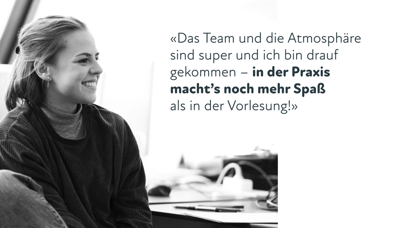 Lachende Frau sitzt mit einem Fuß auf Sessel abgelegt bei Tisch