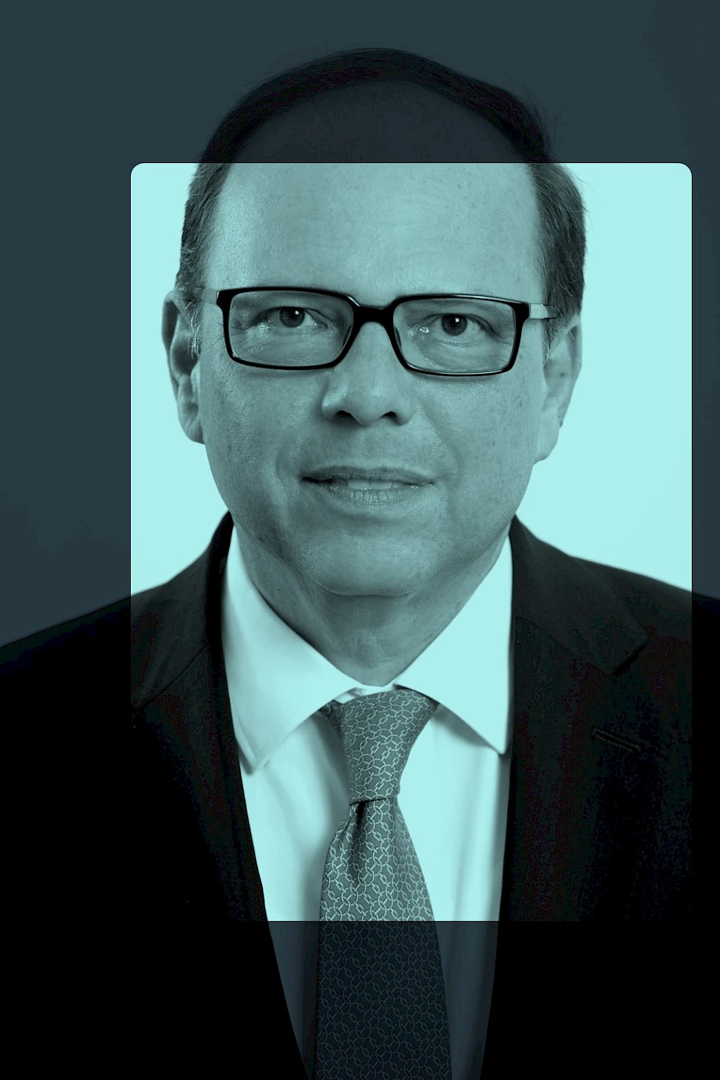 Portrait eines Mannes im Anzug mit Krawatte und Brille mit neutralem Gesichtsausdruck