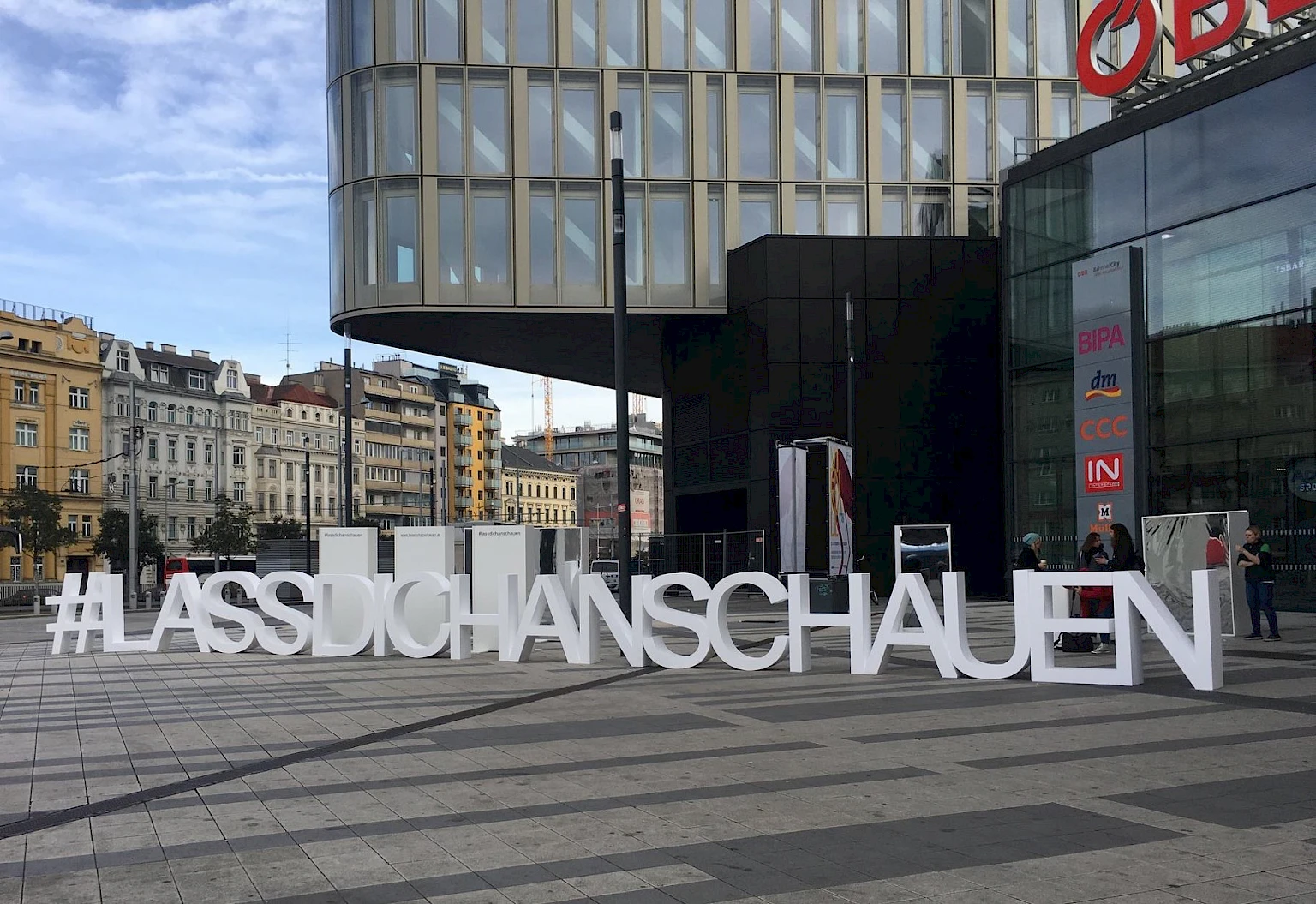 Awareness-Kampagne: große 3D-Buchstaben mit dem Schriftzug #LASSDICHANSCHAUEN vor dem Hauptbahnof Wien