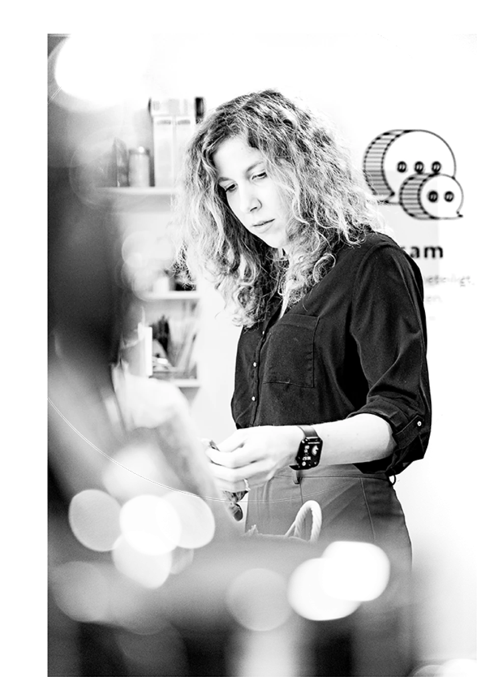 Konzentrierte Frau mit Locken in der Kueche beim Kochen