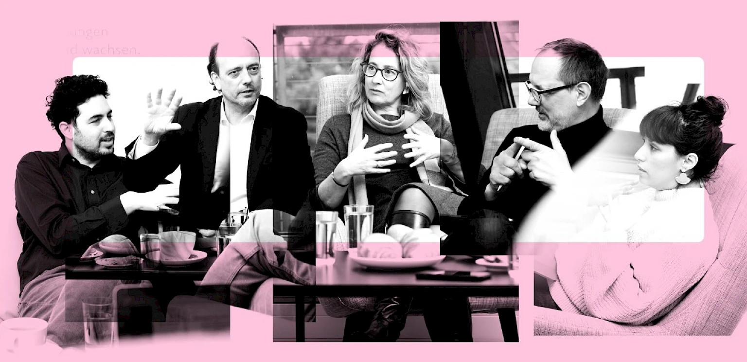 Mehreren Personen in einer Diskussion zu Bewusstseinsbildung am Rare Disease Day