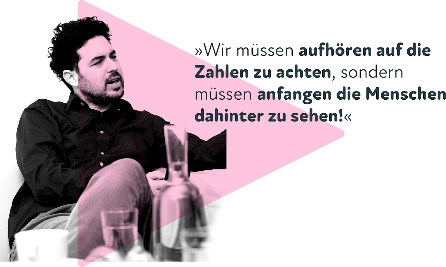 Mann in Diskussion mit Zitat ueber Fokuswechsel auf Menschen statt Zahlen