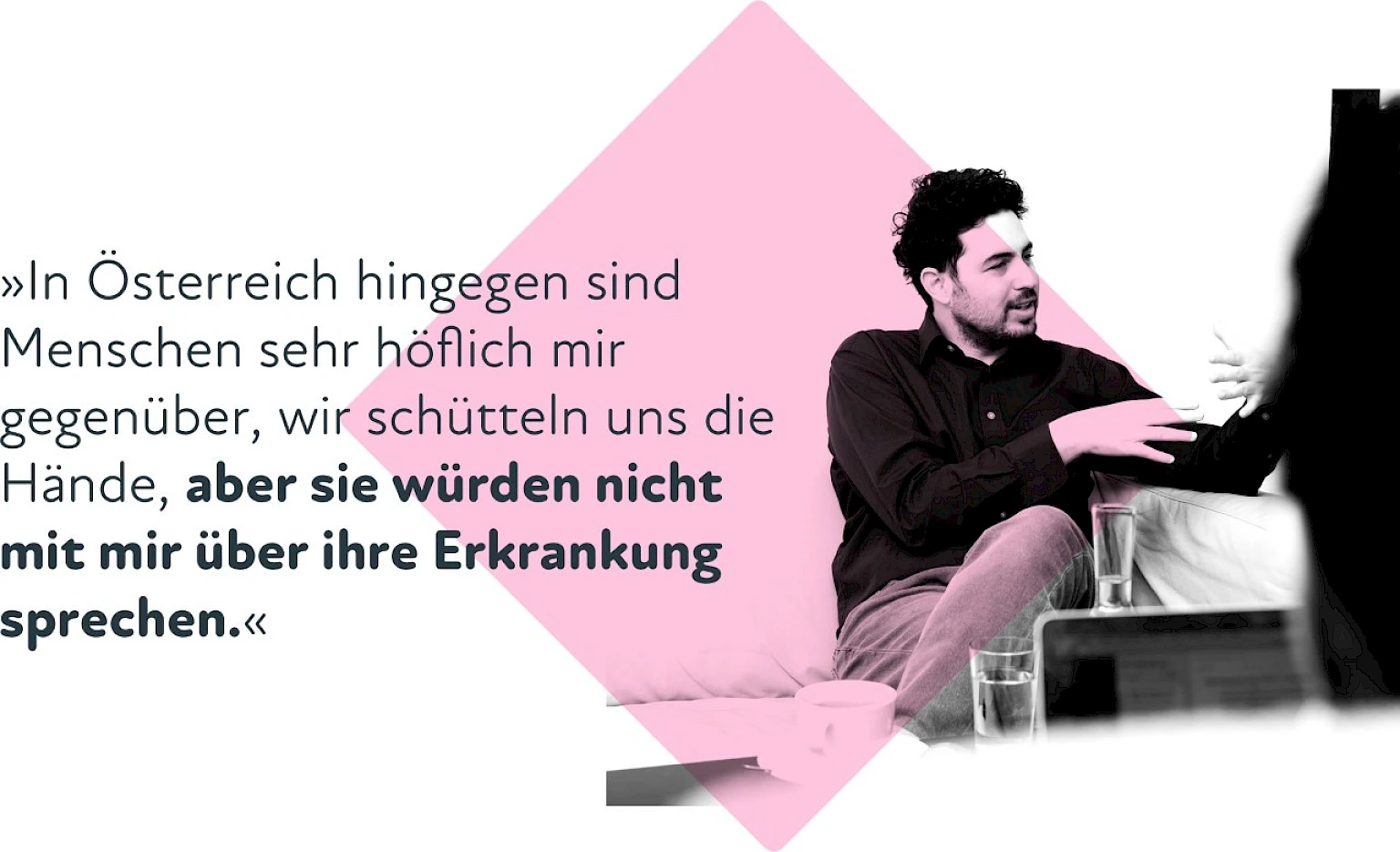 Gestikulierender Mann bei Gespraech neben Zitat ueber den Umgang mit Krankheit in Oesterreich