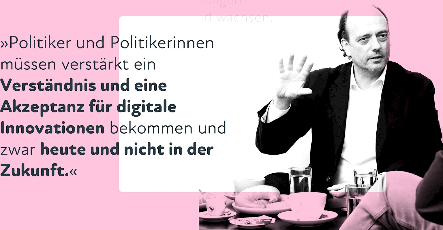 Mann gestikuliert beim Sprechen neben Zitat ueber die Bedeutung digitaler Transformation
