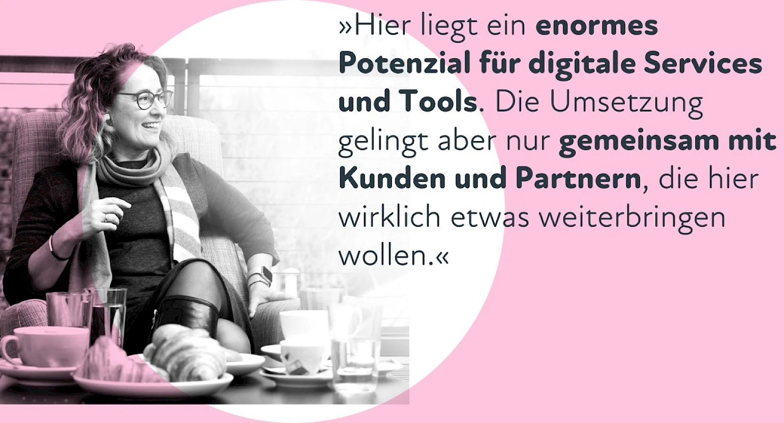Laechelnde Frau im Gespraech neben Zitat ueber Potenziale von digitalen Services