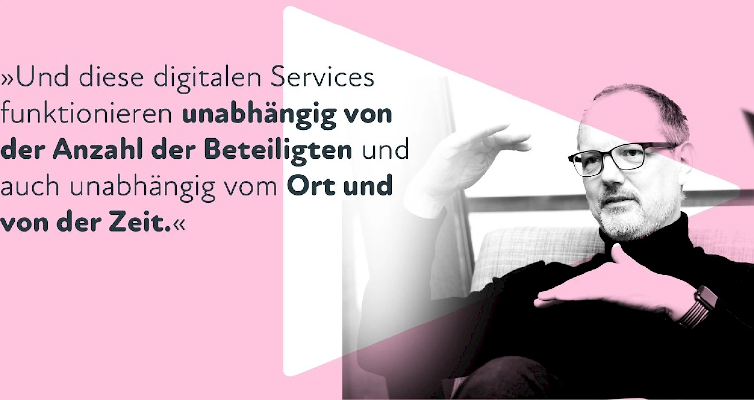 Gestikulierender Mann mit Brille neben Zitat ueber Flexibilitaet von digitalen Services