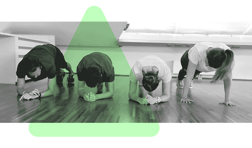 Team bei gemeinsamer Challenge, fuenf Minuten lang zu planken