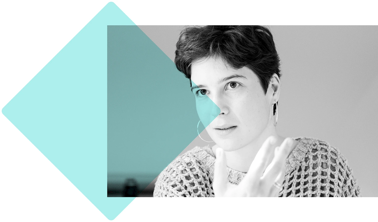 Gestikulierende Frau bei Gespraech ueber Blockchain