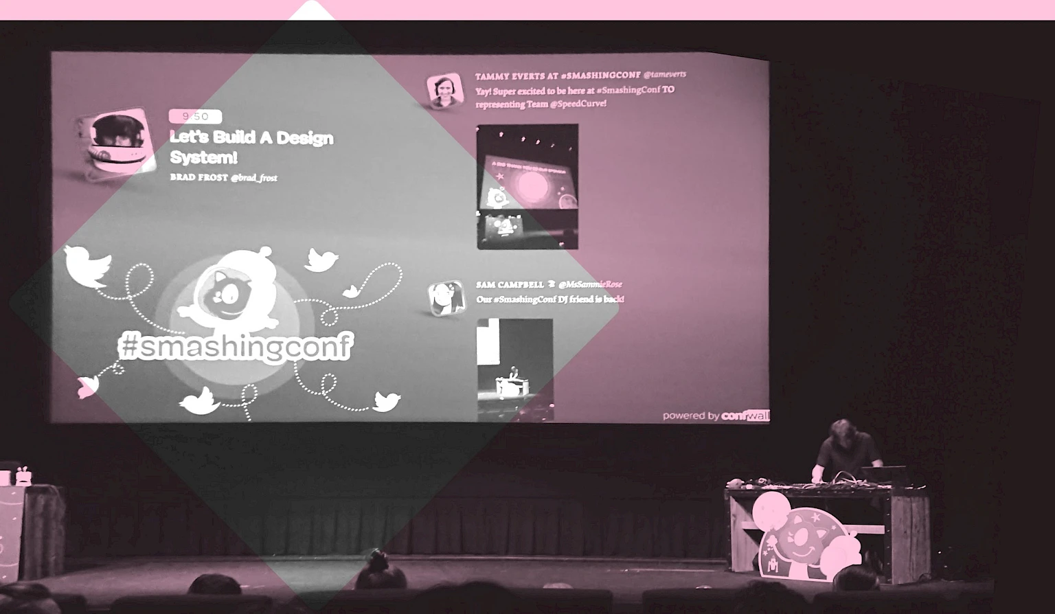Buehne der Smashing Conference mit großem Bildschirm und Praesentation von Brad Frost