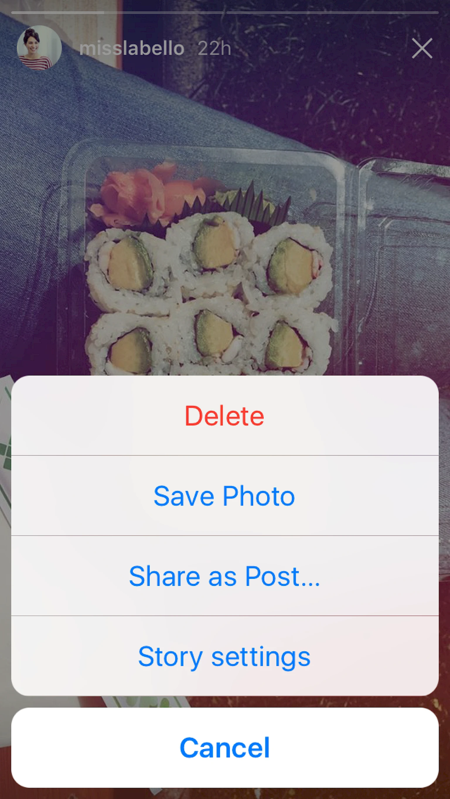 Instagram-Story-Bearbeitungsmenue mit Optionen zum Loeschen, Speichern, Teilen als Beitrag oder Anpassen der Story-Einstellungen, ueber einem Bild mit Sushi-Box