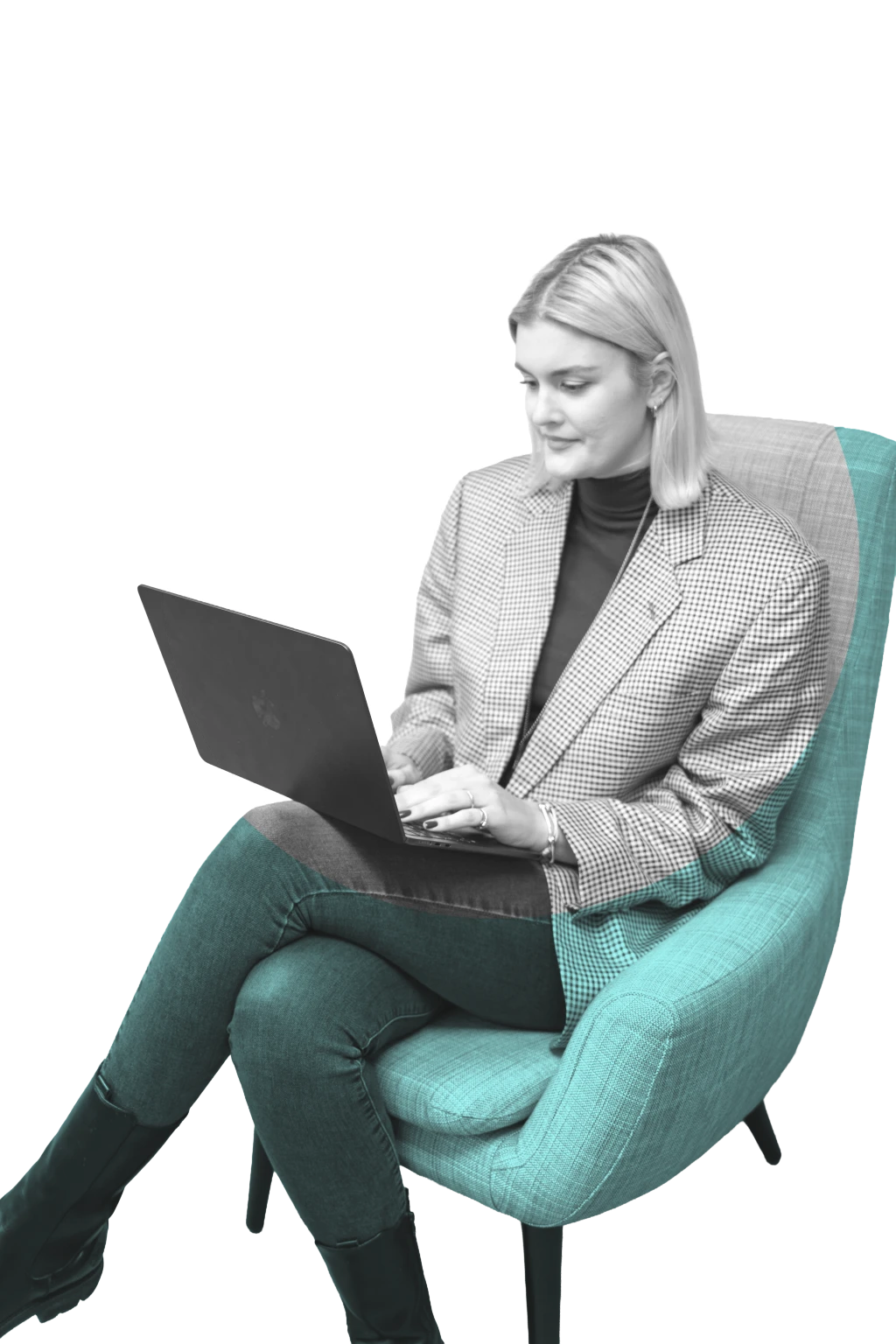 Eine Frau sitzt entspannt auf einem Sessel und arbeitet konzentriert an einem Laptop.