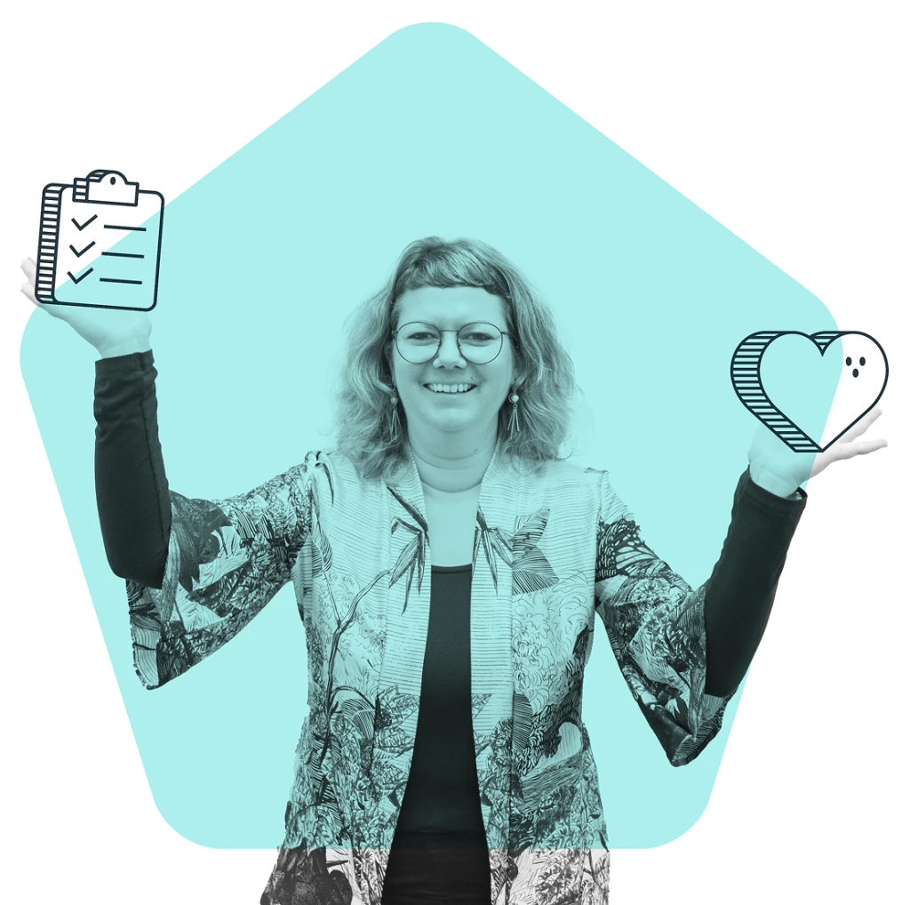 Eine lächelnde Frau hält in beiden Händen symbolische Darstellungen zu Arbeit und Familie.